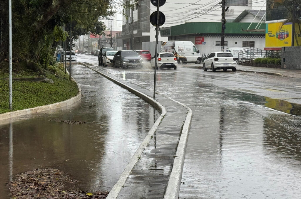 Chuva provoca alagamentos e suspensão de aulas em municípios do Sul catarinense