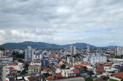 Circulação marítima traz chuva fraca e variação de nuvens no Litoral de SC hoje