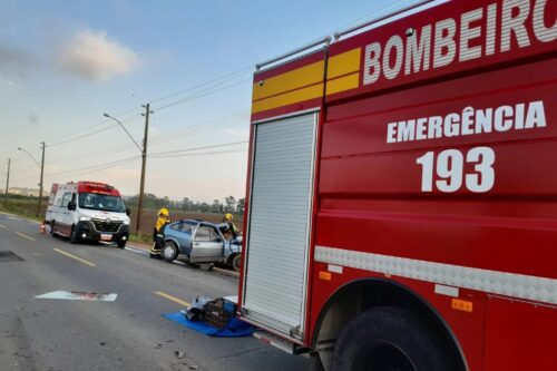 Colisão entre dois carros deixa jovem ferido em Morro da Fumaça