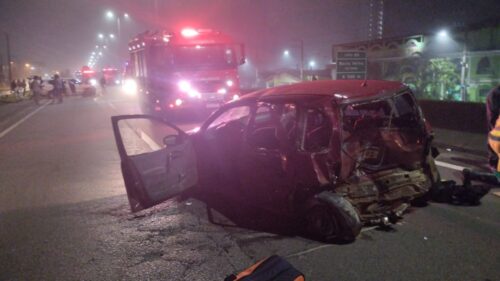 Colisão entre dois carros e moto deixa quatro feridos na BR-101 em Barra Velha