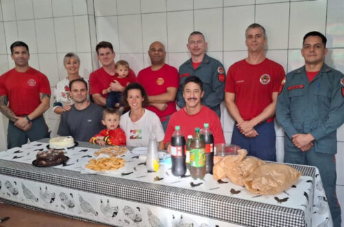 Criança que nasceu em ambulância do CBMSC celebra 1º aniversário com bombeiros em Florianópolis
