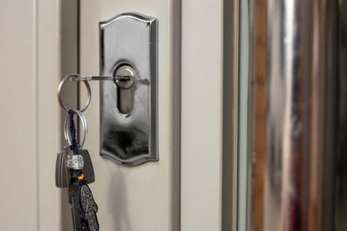 Dar duas voltas na chave aumenta a segurança da casa, explicam especialistas