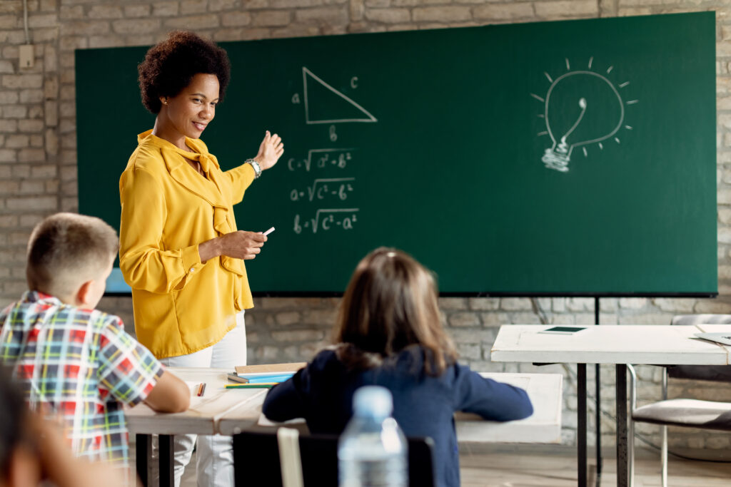 Dia do Professor em 2025: feriado escolar, mas ponto facultativo no serviço público
