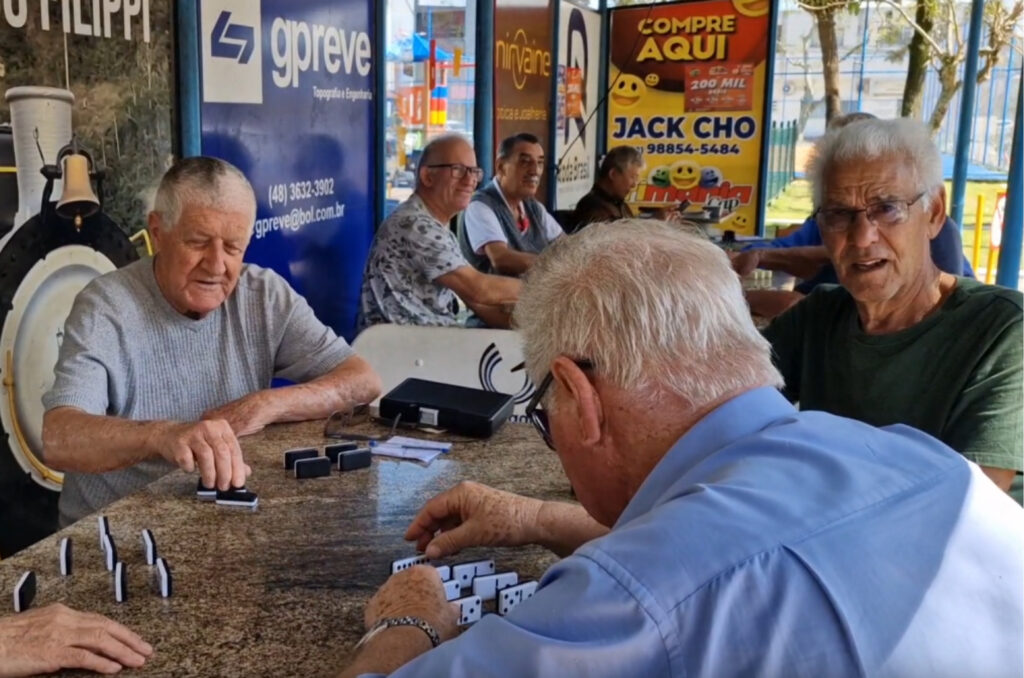 Dominó na Praça de Oficinas mantém viva a tradição e a amizade entre moradores de Tubarão. - Foto: Reprodução/SCTODODIA
