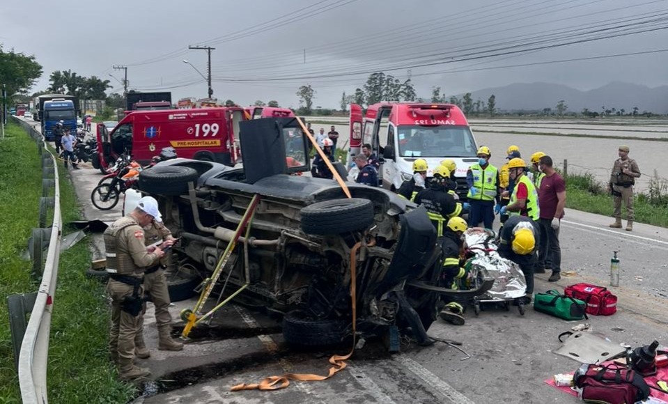 Duas pessoas ficam gravemente feridas em colisão frontal na SC-412, em Ilhota