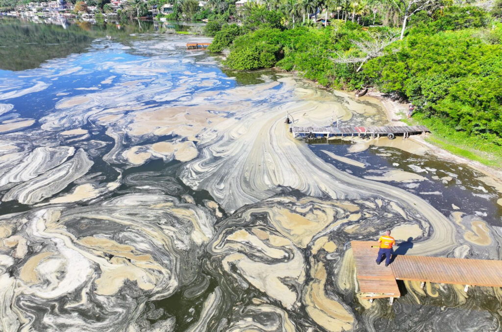 Espuma na Lagoa da Conceição é resultado de fenômeno natural, aponta prefeitura