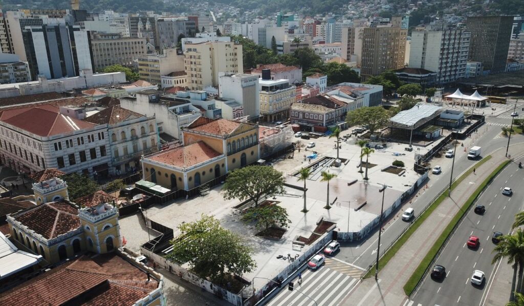 Feirão de Empregos no Largo da Alfândega oferece vagas para temporada de verão em Florianópolis
