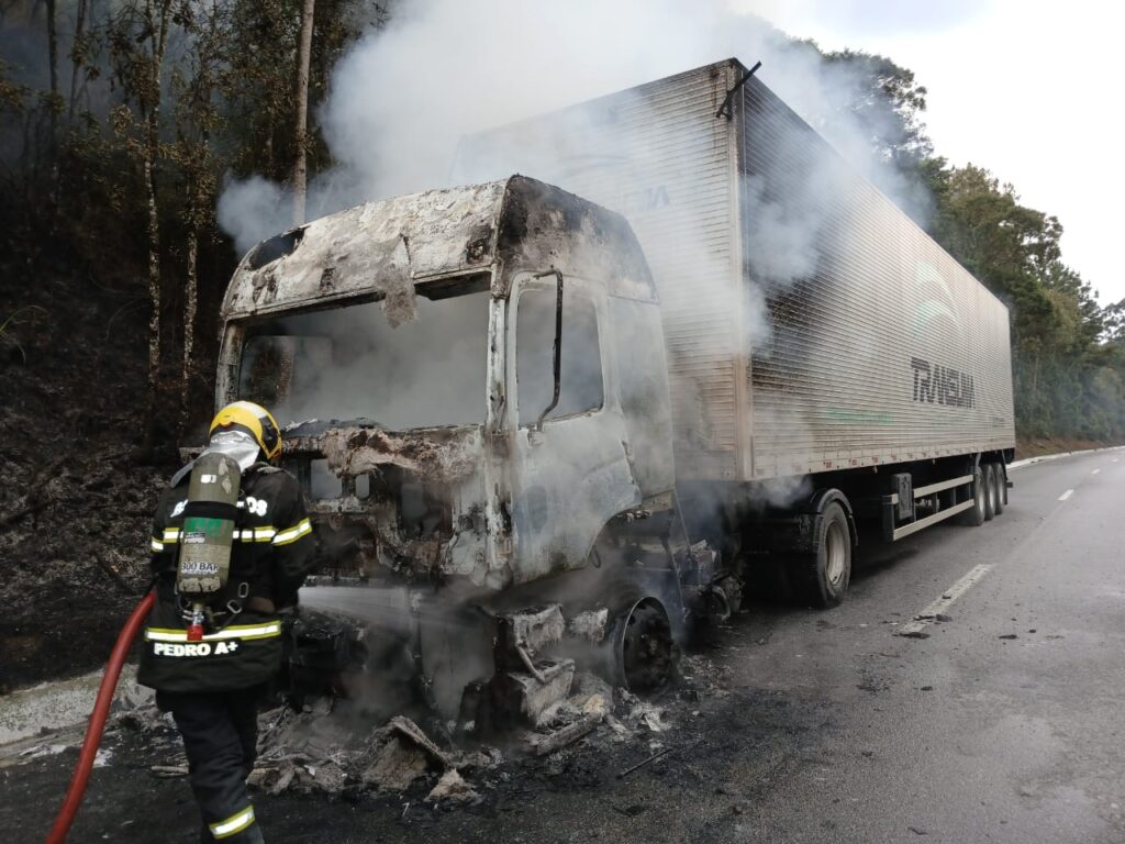 Bombeiros controlam incêndio em caminhão na BR-282, em Rancho Queimado