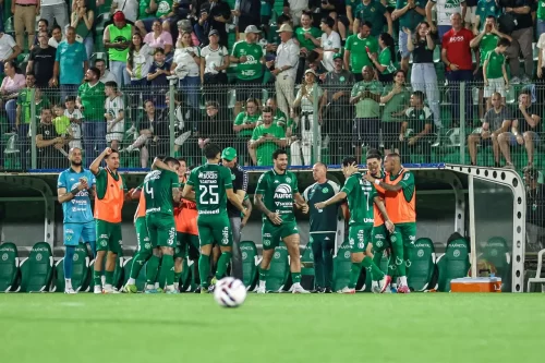 Chapecoense vence Operário e segue na vice-liderança do Brasileirão da Série B
