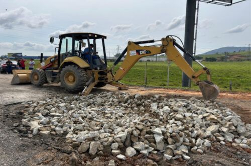 Itajaí inicia aplicação de material doado nas estradas rurais