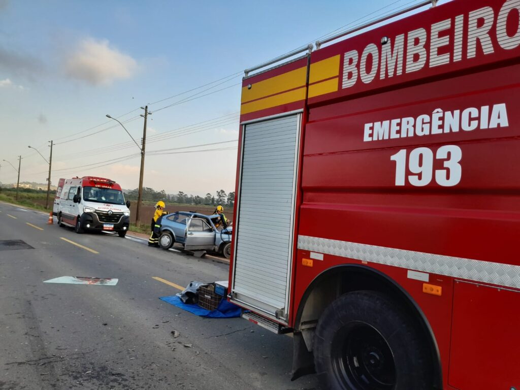 Jovem de 22 anos fica preso às ferragens após colisão entre carros em Morro da Fumaça