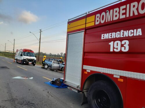 Jovem de 22 anos fica preso às ferragens após colisão entre carros em Morro da Fumaça