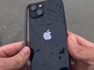 Jovem encontra iPhone enterrado na Praia Central de Balneário Camboriú