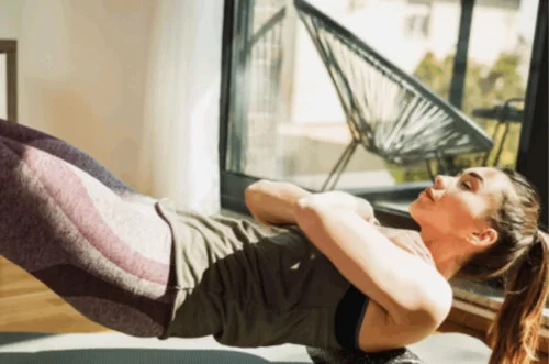 Liberação miofascial reduz esforço muscular e melhora mobilidade em quem sofre com dor lombar crônica