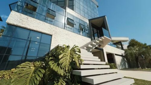 Mansão de R$ 25 milhões em Itapema impressiona com ilha particular e luxo