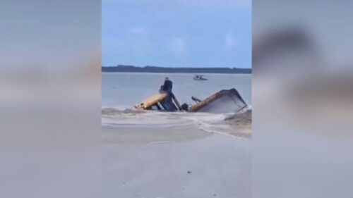 Máquina é engolida pela areia durante obras de alargamento de praia em Itapoá
