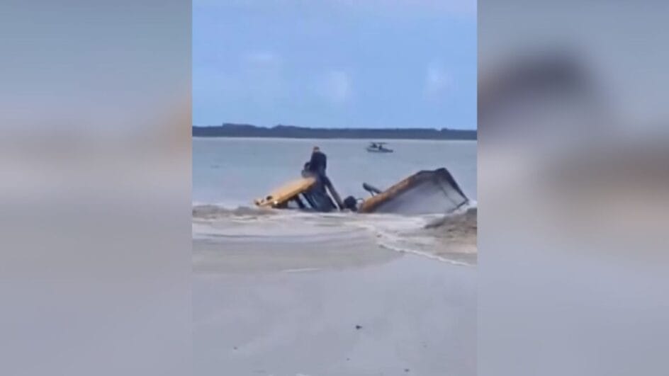 Máquina é engolida pela areia durante obras de alargamento de praia em Itapoá