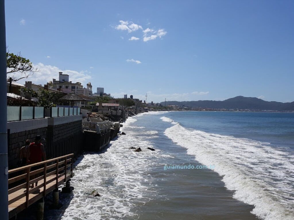 Mar avança e causa destruição na Praia dos Ingleses, em Florianópolis- Foto: Reprodução