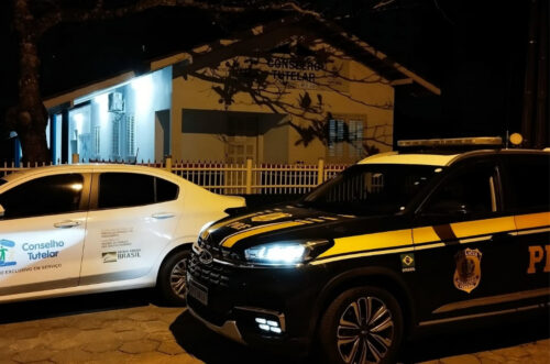 Menino de 8 anos é resgatado após caminhar sozinho pela BR-101 em Porto Belo