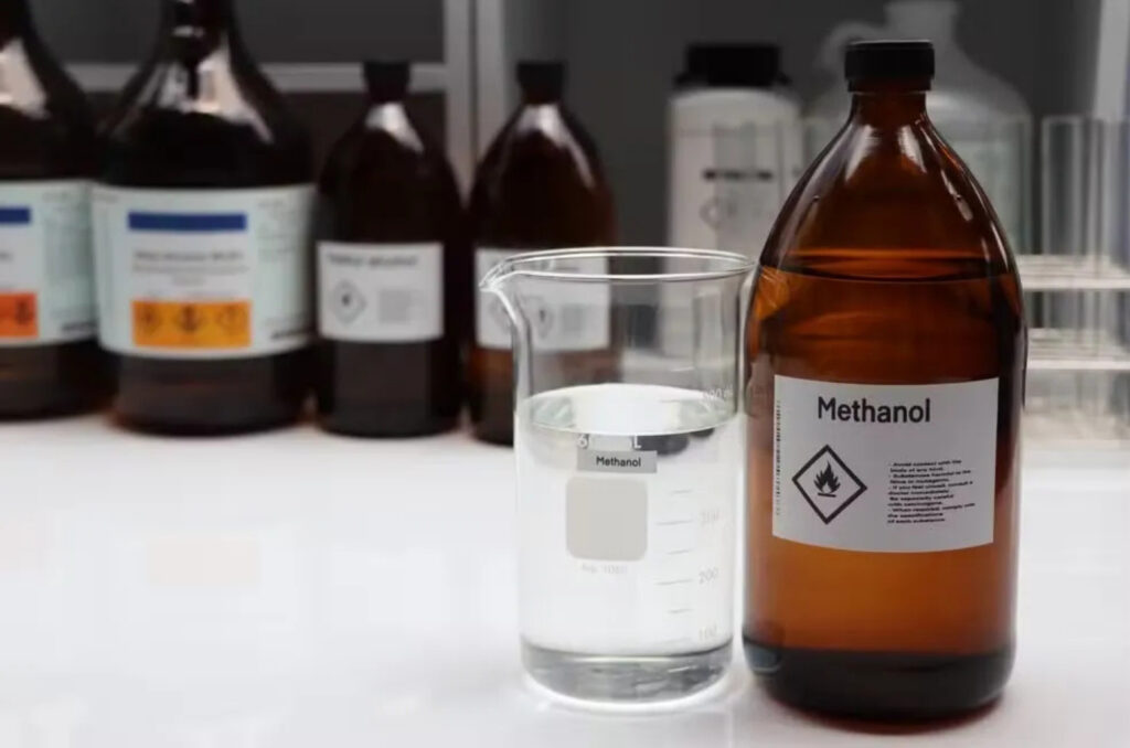 Metanol em bebidas já causa seis mortes no Brasil; autoridades reforçam alerta