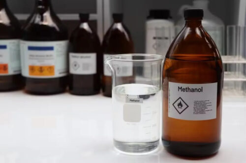 Metanol em bebidas já causa seis mortes no Brasil; autoridades reforçam alerta