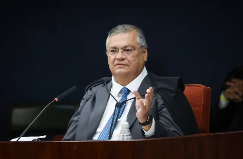 Ministro Flávio Dino concede direito ao silêncio a presidente de sindicato ligado a irmão de Lula