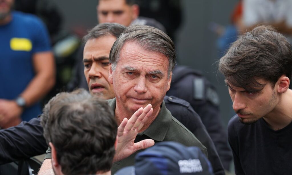 Moraes mantém prisão domiciliar de Bolsonaro por risco de fuga e descumprimento de medidas