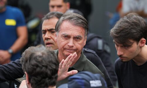 Moraes mantém prisão domiciliar de Bolsonaro por risco de fuga e descumprimento de medidas