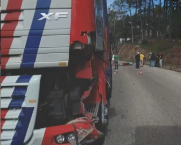 Motociclista morre após colisão frontal com carreta em Treze de Maio