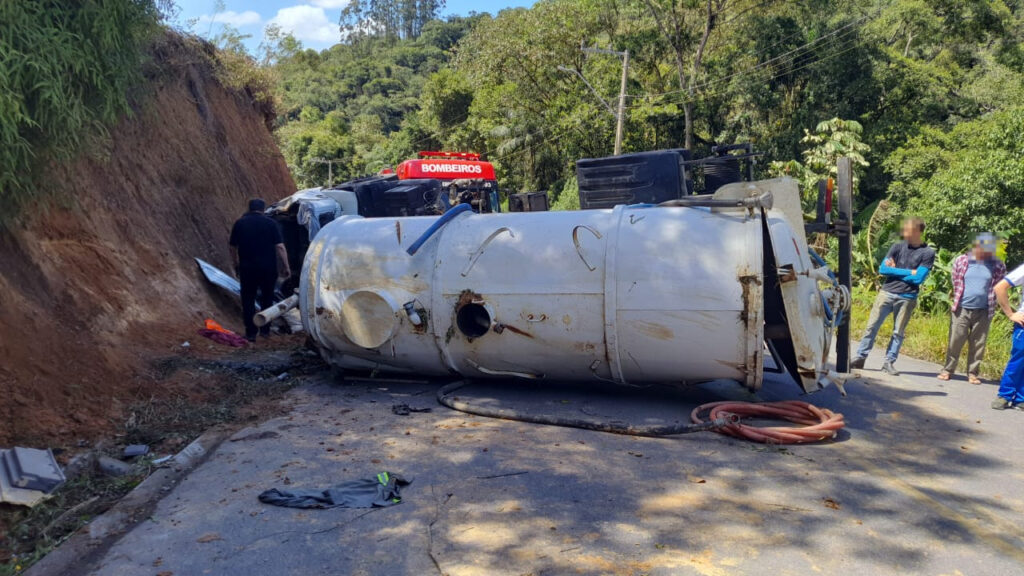 Motorista é resgatado após caminhão capotar em Antônio Carlos