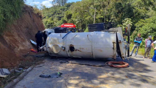 Motorista é resgatado após caminhão capotar em Antônio Carlos