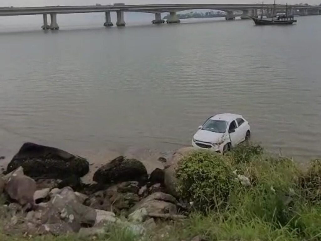 Motorista perde o controle e carro cai no mar na Beira-Mar Norte, em Florianópolis