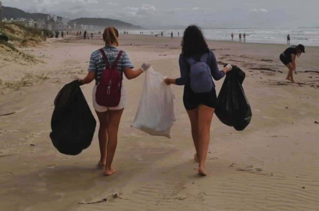 Mutirão de limpeza mobiliza voluntários nas praias de Laguna hoje