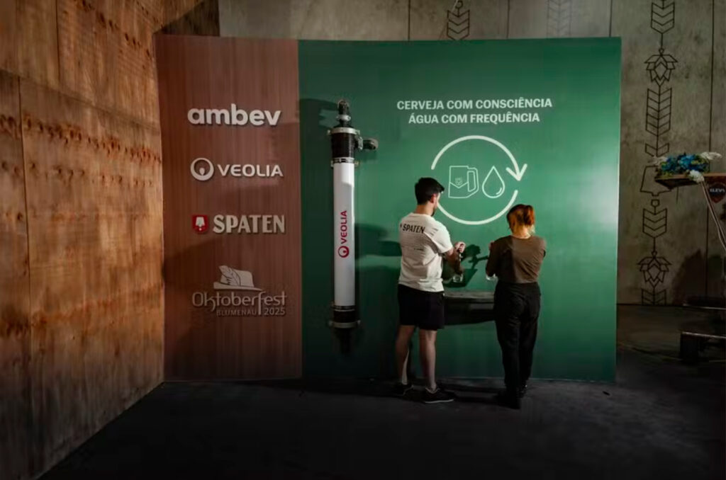 Oktoberfest distribui 20 mil litros de água e incentiva consumo consciente em Blumenau
