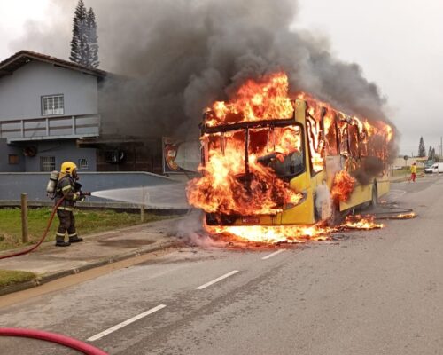 Ônibus escolar pega fogo em São Francisco do Sul; crianças foram retiradas a tempo