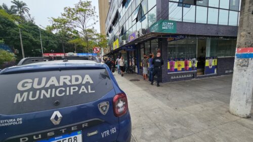 Operação conjunta prende cinco pessoas e apreende armas e cigarros ilegais em Florianópolis