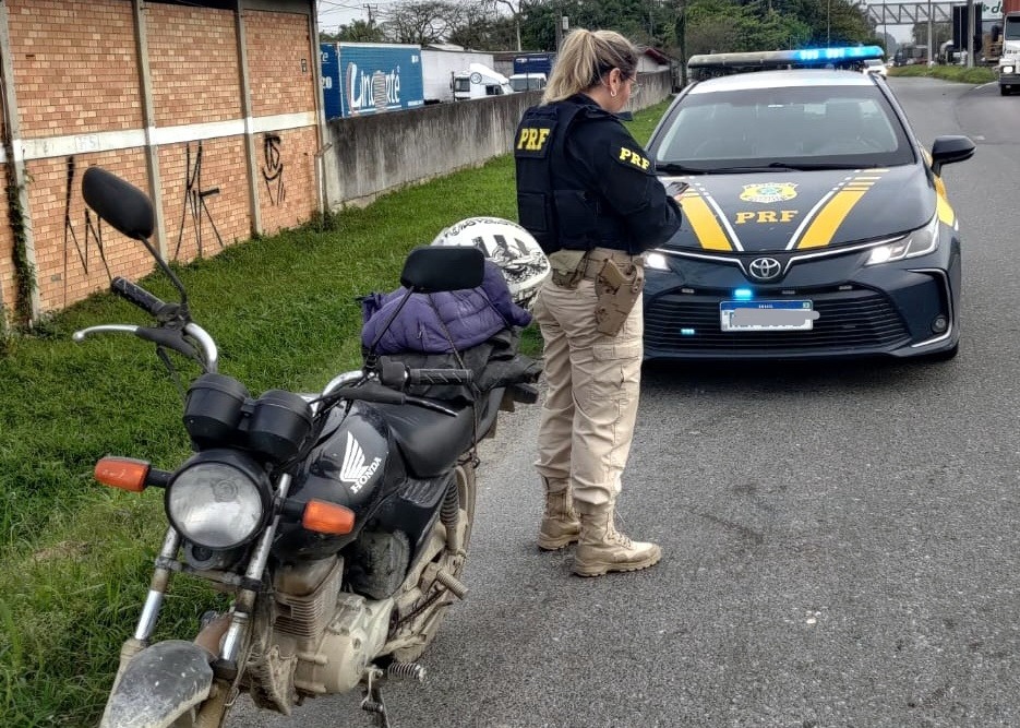PRF prende homem condenado por tráfico de drogas na BR-101 em Joinville