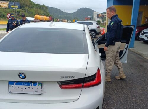 PRF recupera carro de luxo furtado no Rio Grande do Sul em Itapema