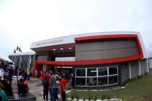 Pais protestam contra fim do turno integral na Escola Filho do Mineiro, em Criciúma