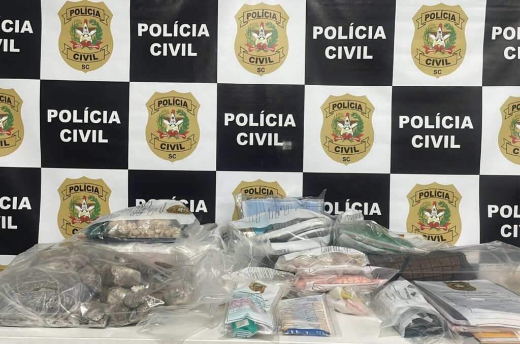 Polícia Civil desarticula quadrilha e apreende R$ 100 mil em drogas durante operação em Palhoça