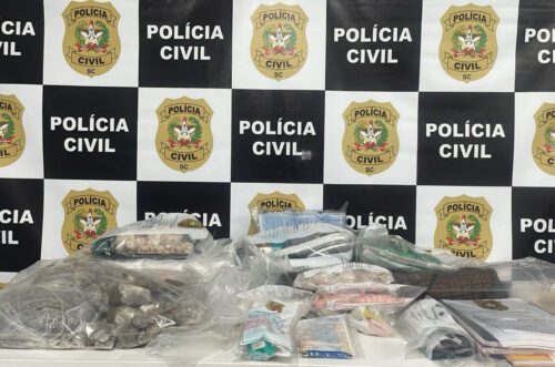 Polícia Civil desarticula quadrilha e apreende R$ 100 mil em drogas durante operação em Palhoça