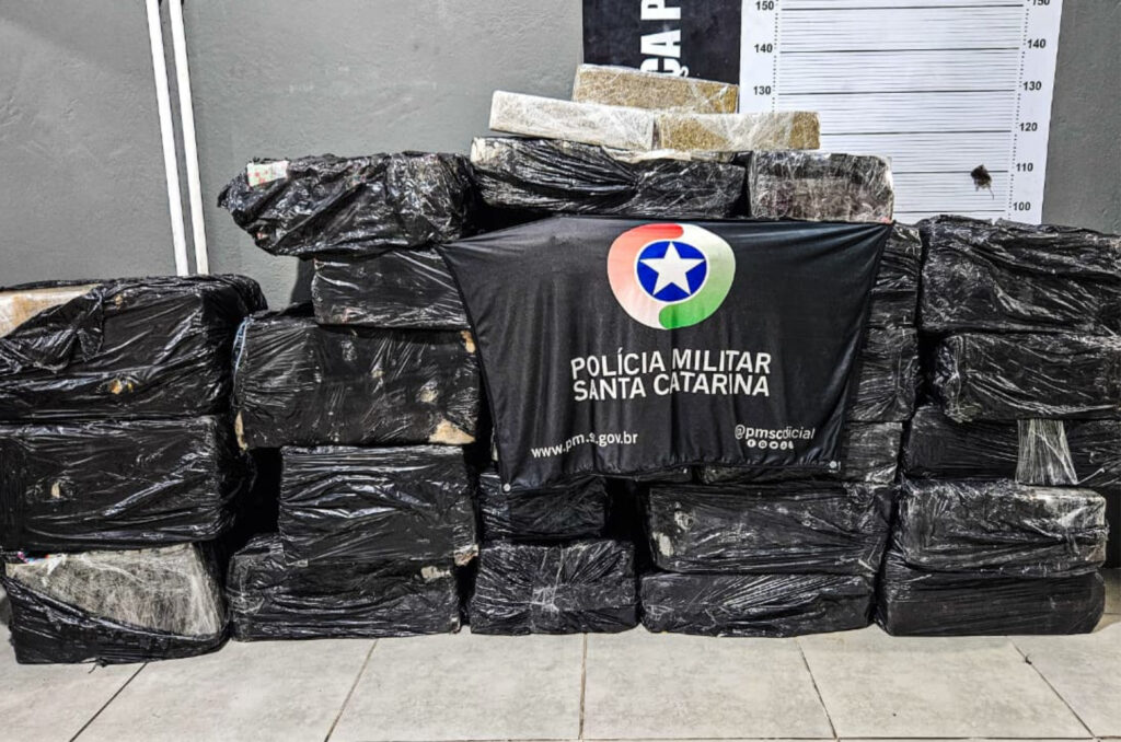 Polícia Militar apreende 634 quilos de maconha e prende dois homens em Tubarão