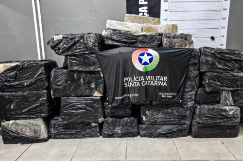 Polícia Militar apreende 634 quilos de maconha e prende dois homens em Tubarão