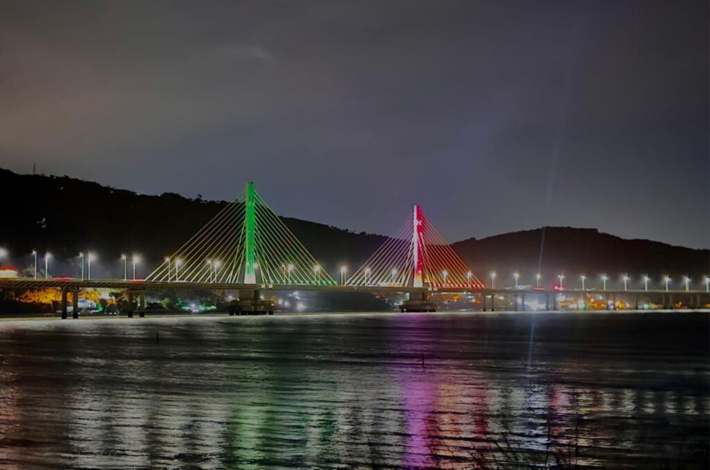 Ponte Anita Garibaldi ganha cores dos Emirados Árabes em homenagem ao AJP Tour Laguna International