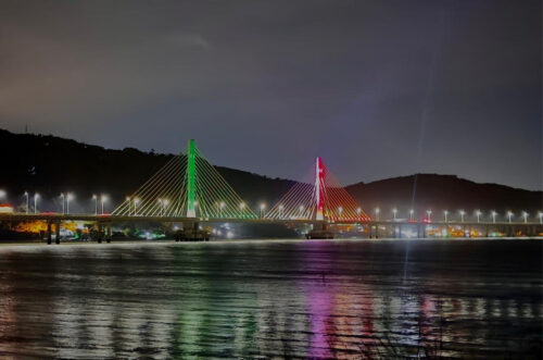 Ponte Anita Garibaldi ganha cores dos Emirados Árabes em homenagem ao AJP Tour Laguna International