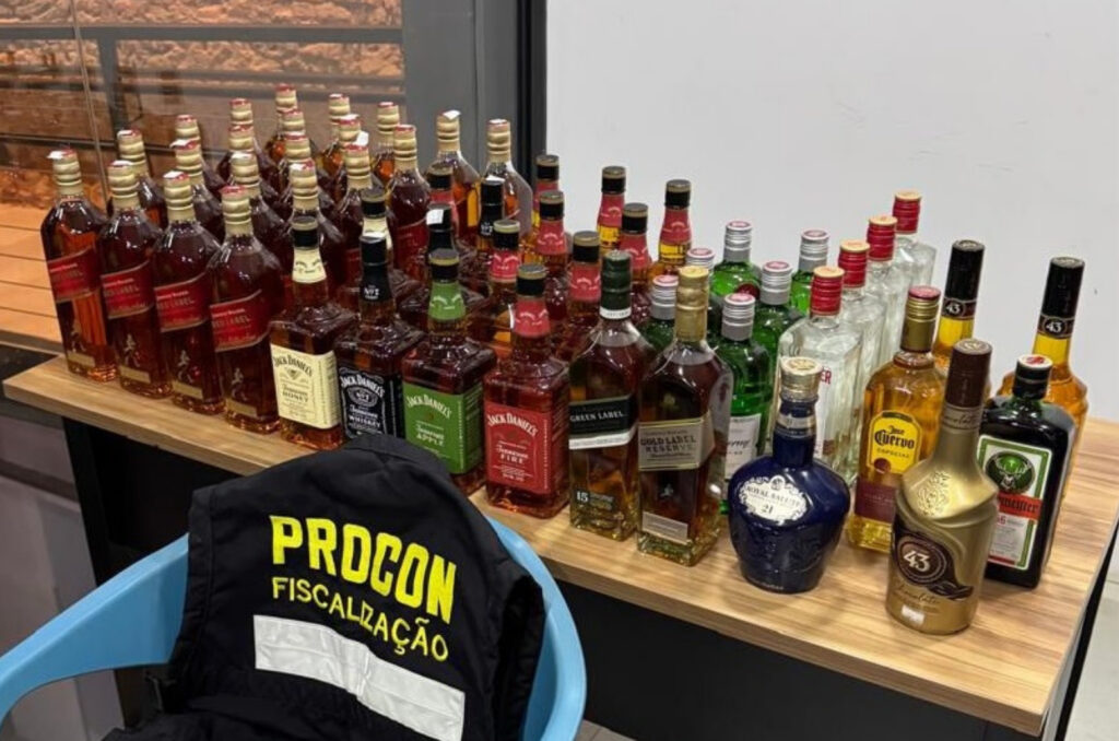 Procon de Florianópolis apreende bebidas de descaminho e interdita bar sem alvará no Norte da Ilha
