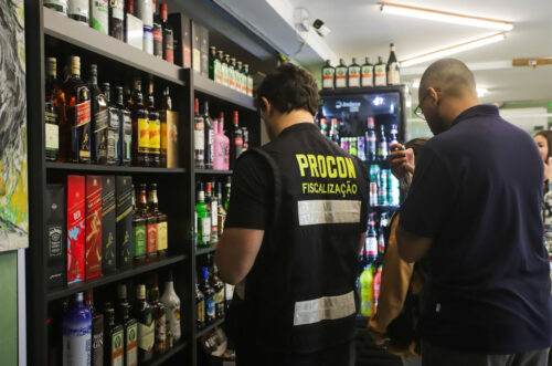Procon de Florianópolis fiscaliza bares do Centro após casos de intoxicação por metanol