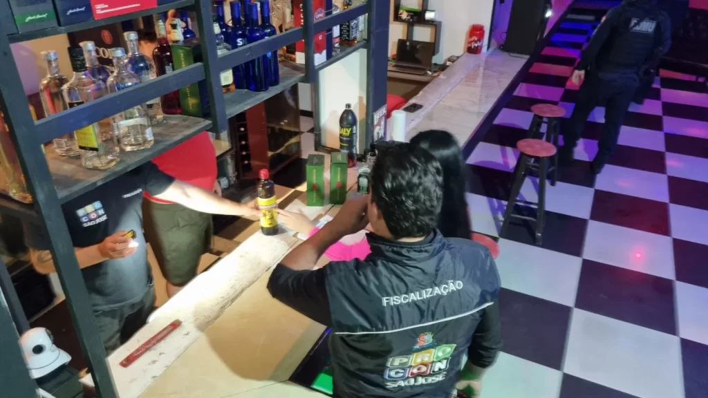 Procon de São José apreende mais de 200 bebidas adulteradas