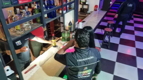 Procon de São José apreende mais de 200 bebidas adulteradas
