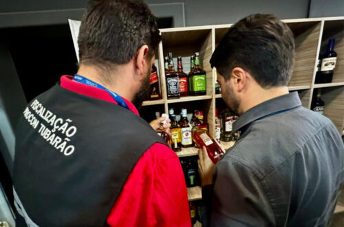 Procon de Tubarão realiza operação e apreende bebidas irregulares em bares da cidade